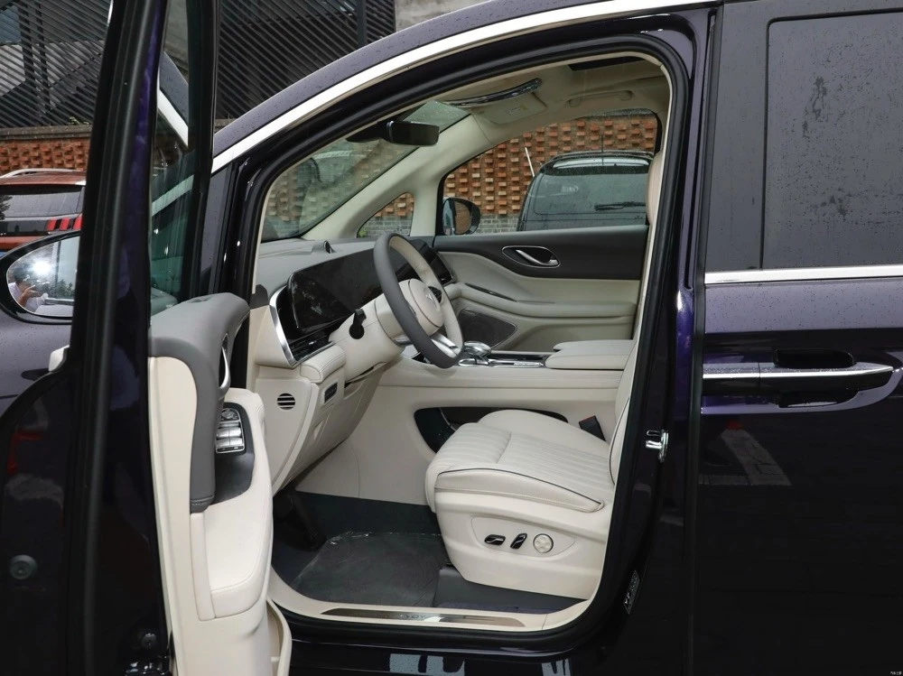 Voyah Dreamer hybrid MPV